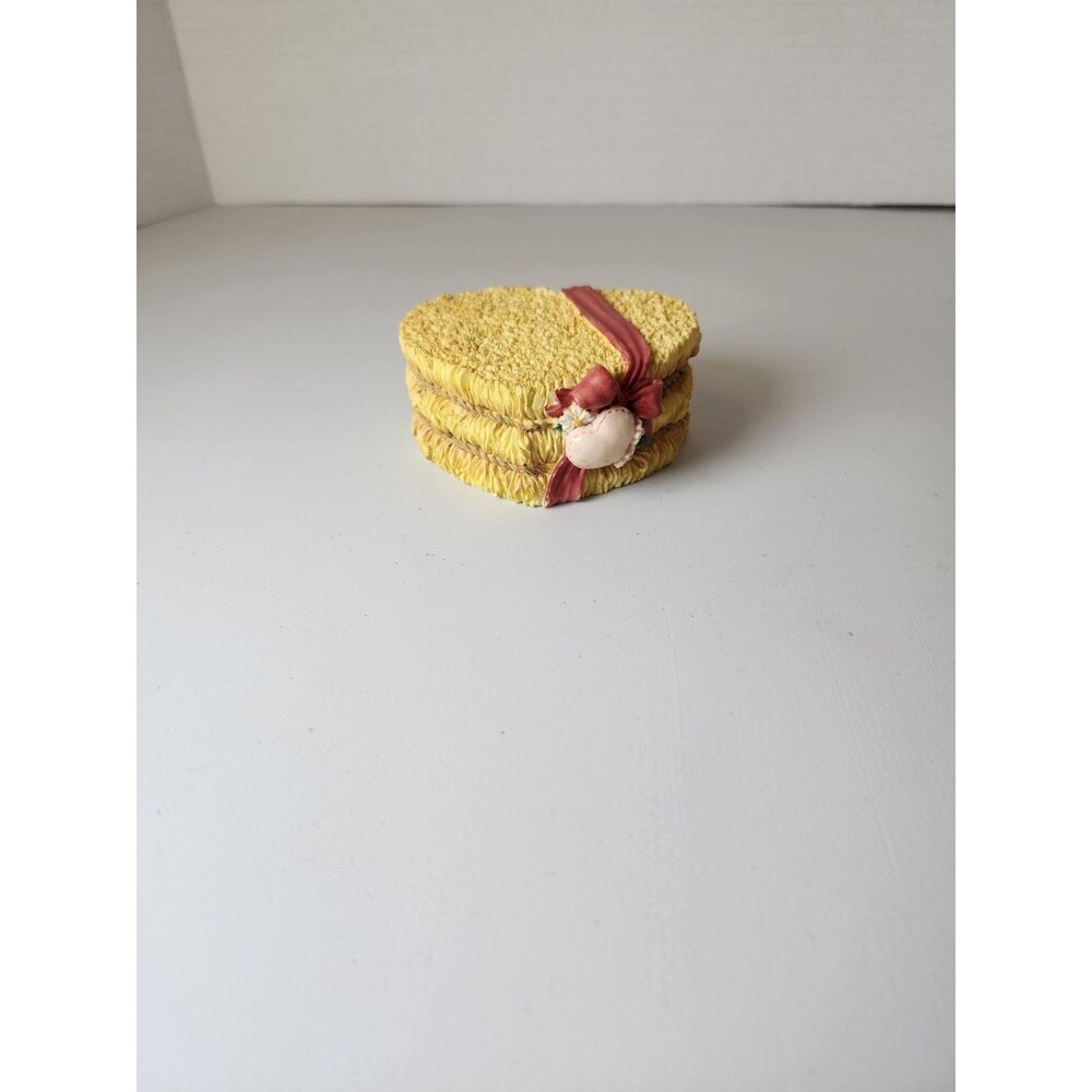 Mary's Moo Moos 1995 Heart-Shaped Double Rope Hay Bale Figurine Stand
